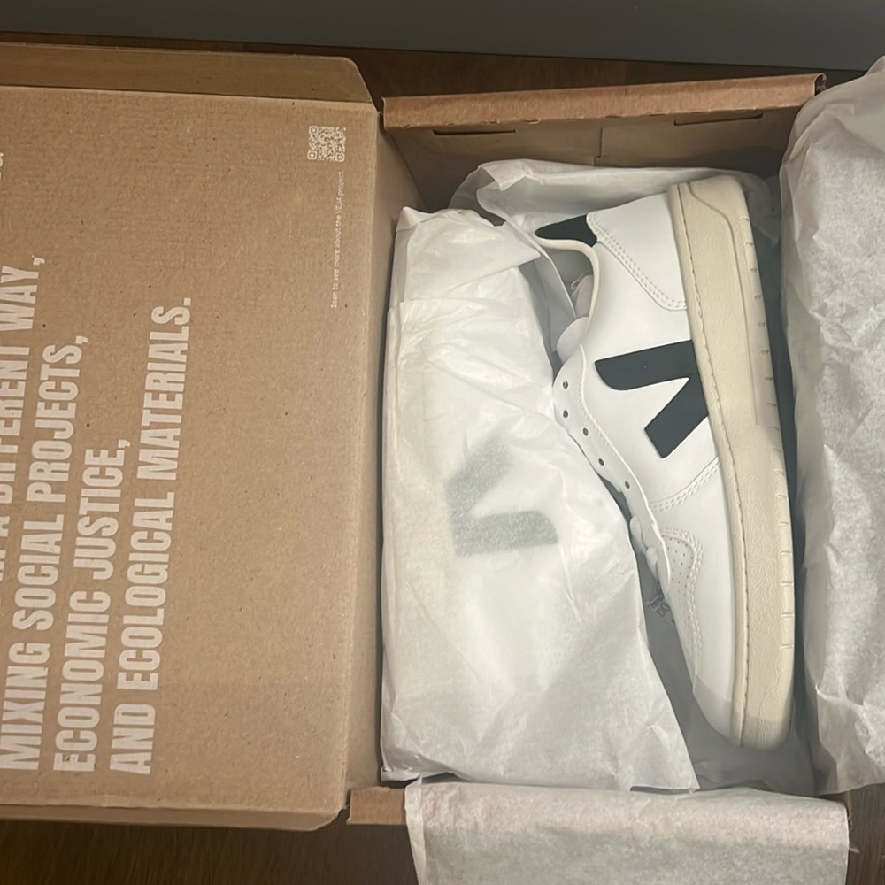 Veja V-10 Black & White Size 42